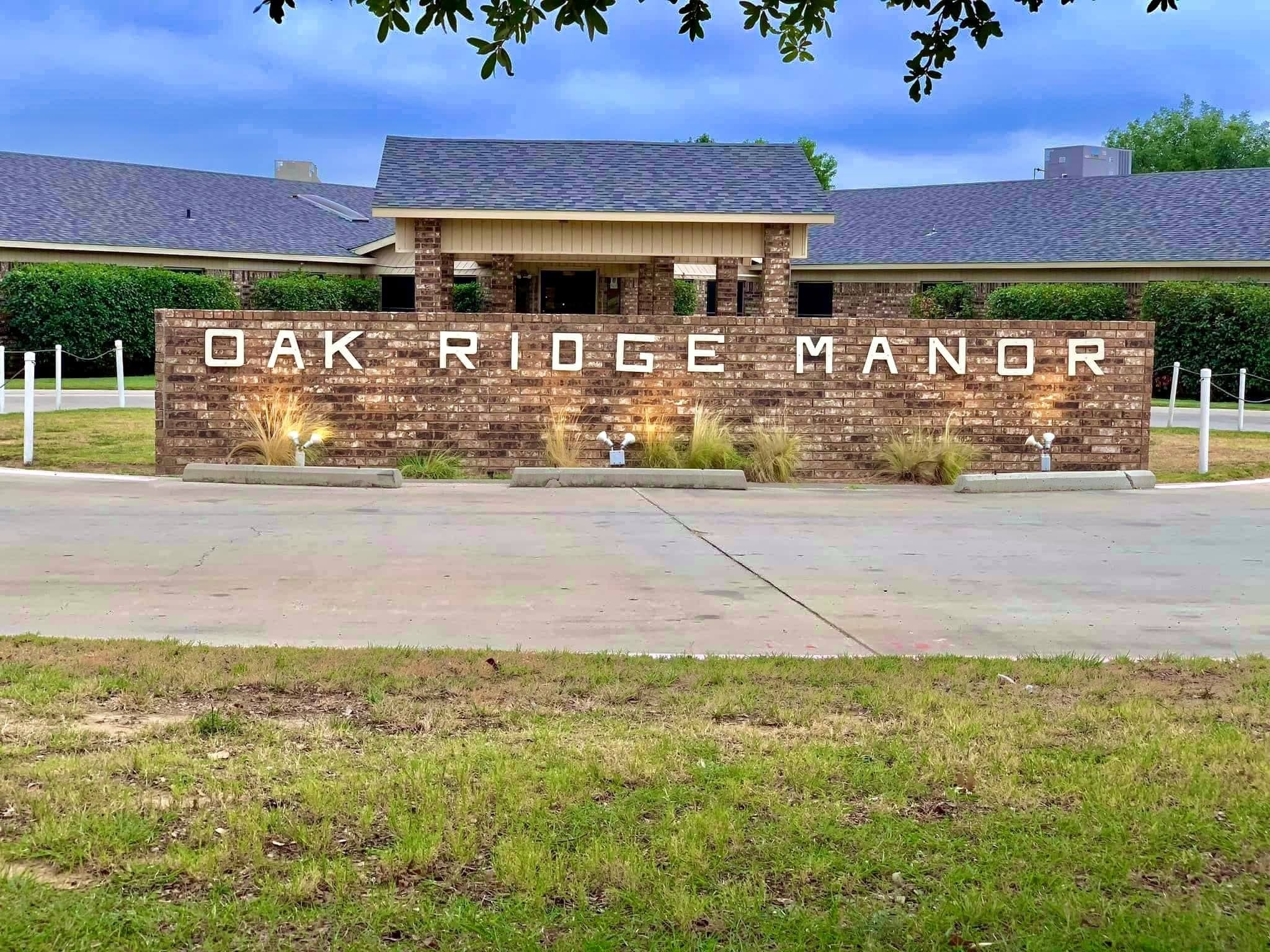 OAK RIDGE MANOR photo 1
